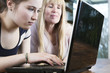 mutter und tochter vor dem computer
