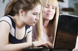 mutter und tochter vor dem computer