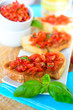 Tomatensalat auf Röstbrot