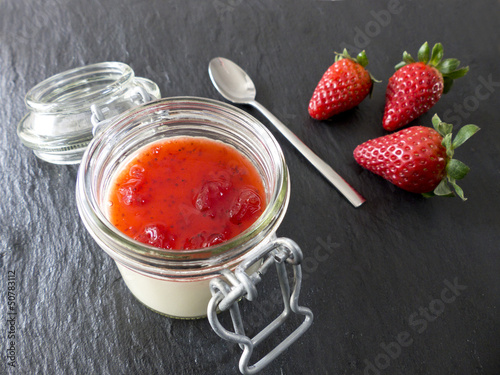 Photo: Panna Cotta im Einmachglas mit Erdbeeren Panna Cotta im Einmachglas mit Erdbeeren