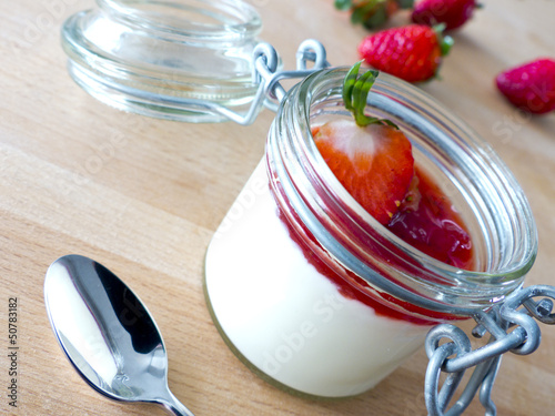 Photo: Panna Cotta im Einmachglas mit Erdbeeren Panna Cotta im Einmachglas mit Erdbeeren