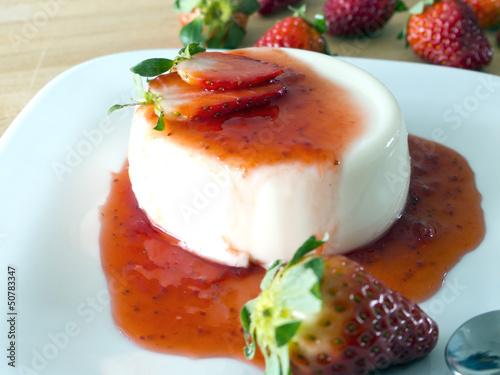 Photo: Panna Cotta auf einem Teller und Holzbrett Panna Cotta auf einem Teller und Holzbrett