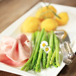 grüner Spargel mit Kartoffeln und Schinken