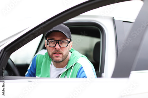Photo: männliches Model in weißem Auto männliches Model in weißem Auto