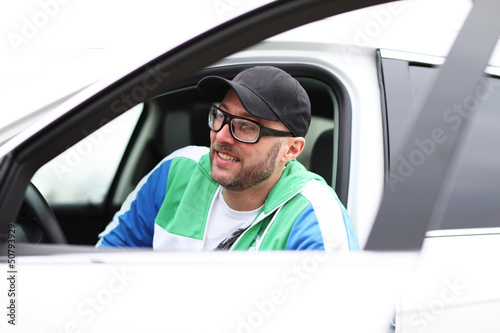 Photo: männliches Model in weißem Auto männliches Model in weißem Auto