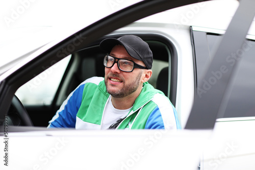 Photo: männliches Model in weißem Auto männliches Model in weißem Auto