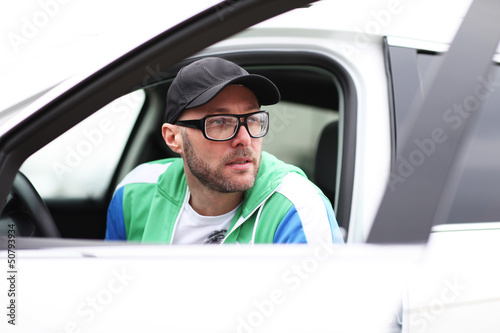 Photo: männliches Model in weißem Auto männliches Model in weißem Auto