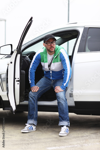 Photo: männliches Model sitzt weißem Auto männliches Model sitzt weißem Auto