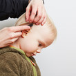 Foto: Kind beim Friseur bekommt Haare geschnitten Kind beim Friseur bekommt Haare geschnitten