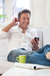 Foto: Mann hört Musik auf der Couch Mann hört Musik auf der Couch