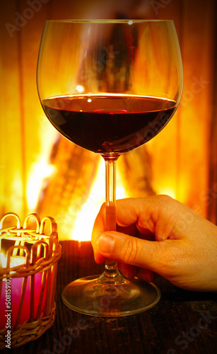 Photo: Glas Rotwein am Kamin trinken Glas Rotwein am Kamin trinken