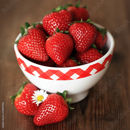 Photo: frische Erdbeeren in einer Schale frische Erdbeeren in einer Schale