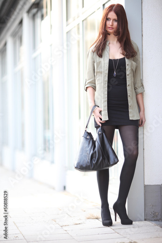 Photo: Model mit Handtasche Model mit Handtasche