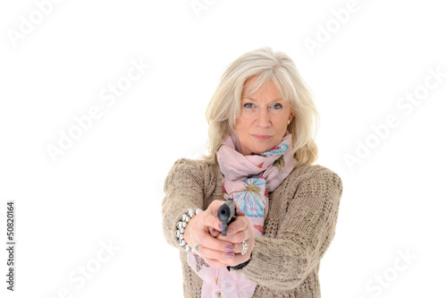 Photo: Attraktive Seniorin zielt mit Pistole Attraktive Seniorin zielt mit Pistole