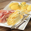 weißer Spargel mit Kartoffeln und Schinken