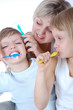Foto: family cleaning teeth over white background family cleaning teeth over white background