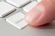 Foto: Finger pressing a DELETE key Finger pressing a DELETE key