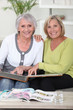 Foto: Mother and daughter looking through photo album Mother and daughter looking through photo album