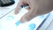 Hand mit Kugelschreiber bedient Tablet PC