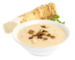 Krensuppe mit Kren auf weißem Hintergrund