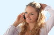 Junge Frau telefoniert mit Handy