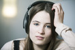 Foto: mädchen hört musik mit kopfhörer mädchen hört musik mit kopfhörer