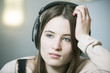 Foto: mädchen hört musik mit kopfhörer mädchen hört musik mit kopfhörer