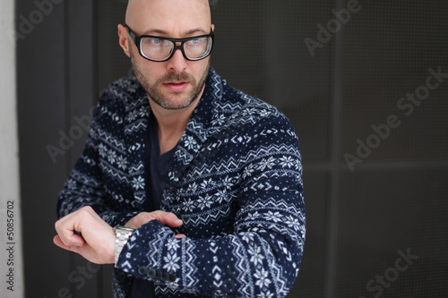 Photo: männliches Model in Stricksakko männliches Model in Stricksakko