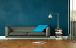 Ledersofa vor blauer Wand
