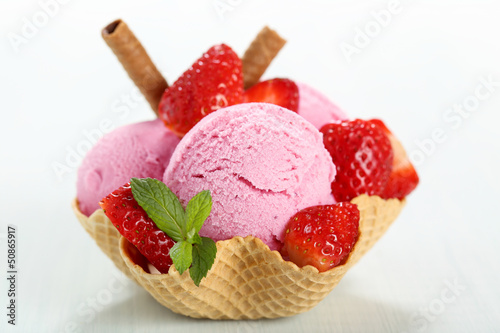 Photo: gelato di fragole con frutta in coppa di cialda e wafer gelato di fragole con frutta in coppa di cialda e wafer