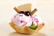gelato di amarena con frutta sciroppata in coppa di cialda 