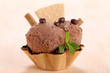 gelato al cioccolato nella coppa di cialda con wafer su tavolo