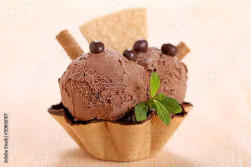 Photo: gelato al cioccolato nella coppa di cialda con wafer su tavolo gelato al cioccolato nella coppa di cialda con wafer su tavolo