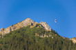 Gleitschirmflieger in den Alpen