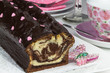 Schokoladenkuchen mit Tischdekoration