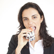 Businessfrau isst Tabletten