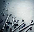 Foto: Wrenches, nuts and screws on a metal plate Wrenches, nuts and screws on a metal plate