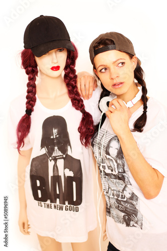 Photo: Frau mit Plastikpuppe Frau mit Plastikpuppe