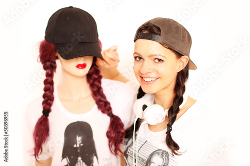 Photo: fröhliche Frau mit Schaufensterpuppe fröhliche Frau mit Schaufensterpuppe