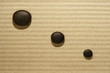 Zen Linien mit Kieselsteinen