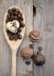 Kochlöffel mit Pralinen und Kaffeebohnen