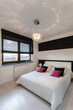 Vibrant cottage - White and black bedroom