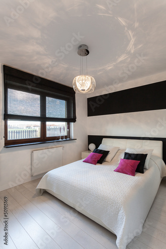 Photo: Vibrant cottage - White and black bedroom Vibrant cottage - White and black bedroom