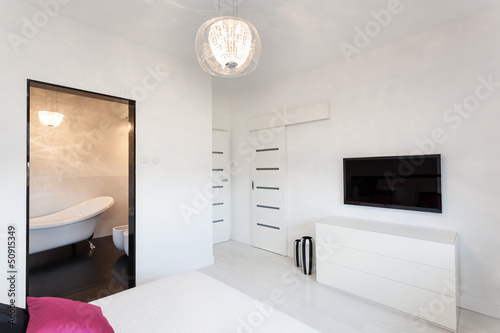 Photo: Vibrant cottage - Bedroom with tv Vibrant cottage - Bedroom with tv