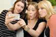 Junge Frauen fotografieren sich per Smartphone