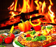 Heiße Pizza vor offenem Feuer