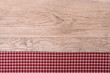 Altes Brett aus Holz und kariertes Tuch