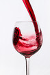 Ein Glas Rotwein eingiessen