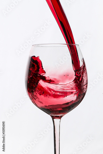 Photo: Ein Glas Rotwein eingiessen Ein Glas Rotwein eingiessen
