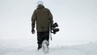 Junge mit Snowboard im Schnee